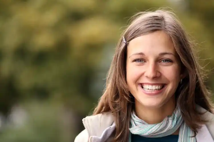 幸福微笑的年轻女人的特写肖像