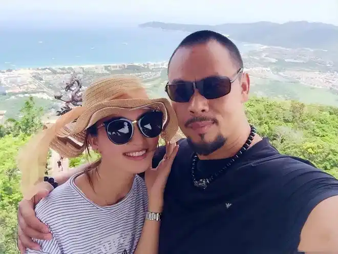 事业上的成功,晋松也在娱乐圈找到了属于自己的爱情,她的妻子李汶桐