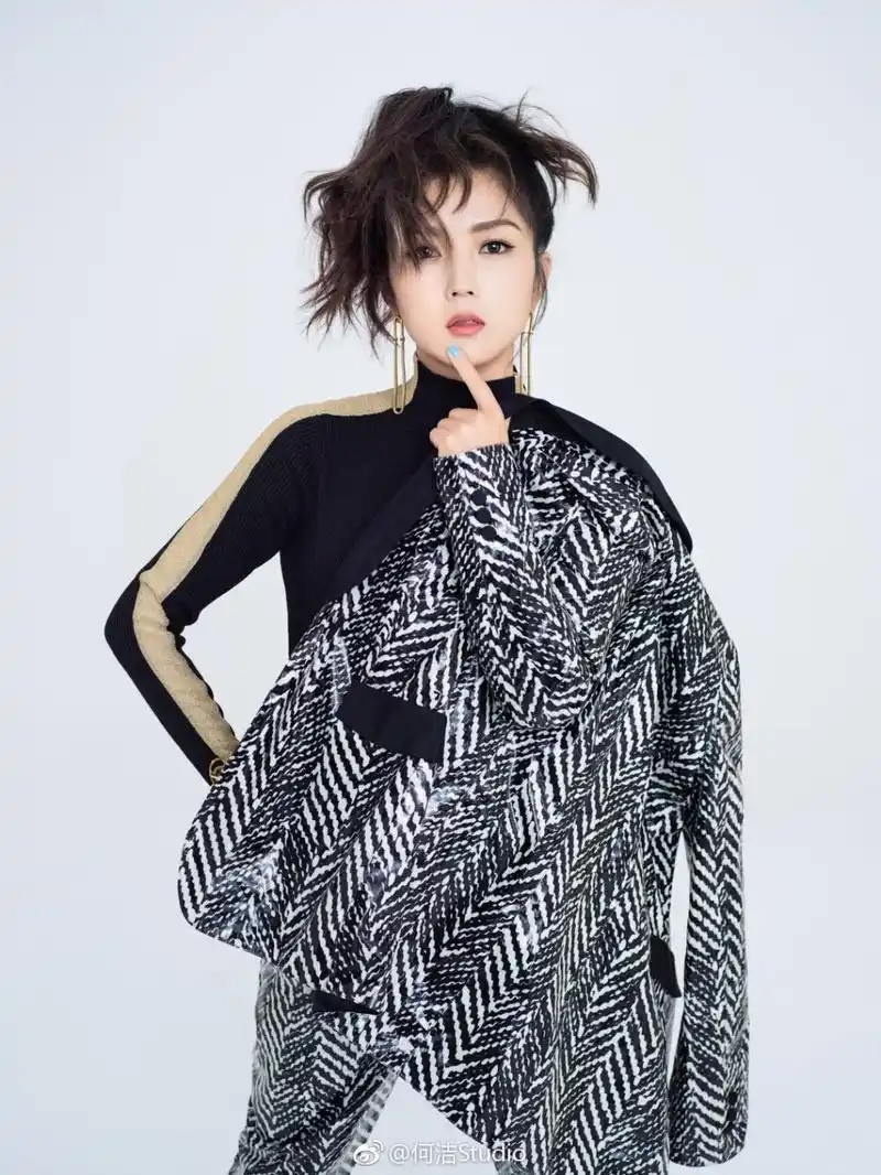 她的骨子里有着非常浓烈的执着与坚持吗,她的音乐