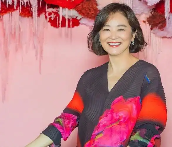 林青霞晒68岁庆生照,脸色红润丰满有光泽,打扮精致漂亮不显老