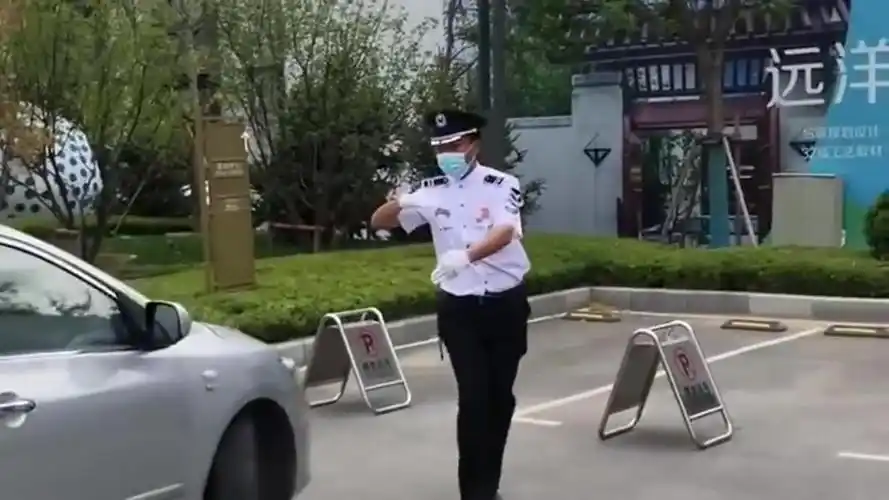 目睹了售楼处保安小哥指挥倒车的全过程,确实到位!