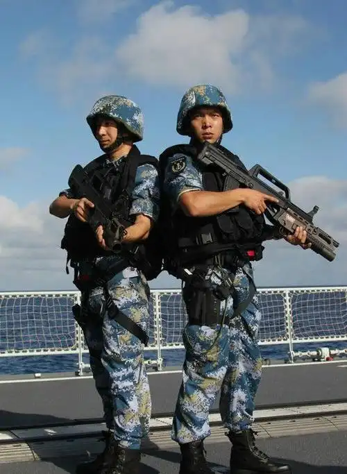 07式迷彩的伪装效果令人叹为观止,兵哥哥穿上"颜值"大幅提升|军队