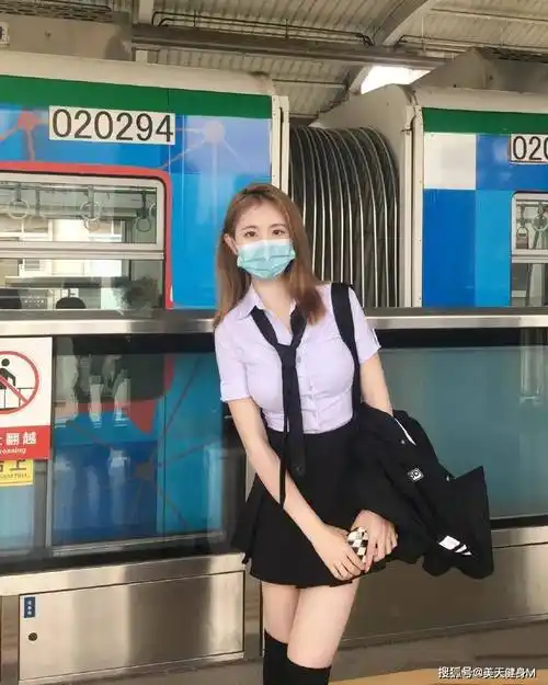 原创"地铁美女"走红,外表"撞脸"刘诗诗,坚持健身练出好身材