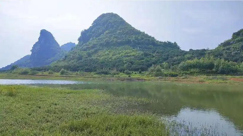 山上的水库风景很美