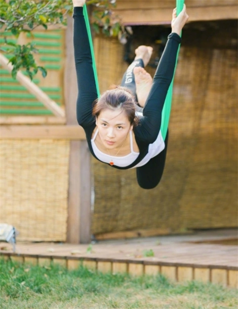 组图:刘涛练空中花式瑜伽 素颜尽展好身材