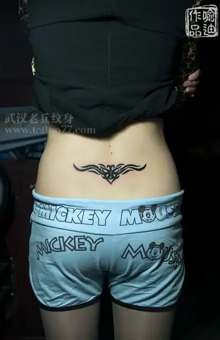 时尚的腰部图腾纹身,由武汉最好纹身店打造