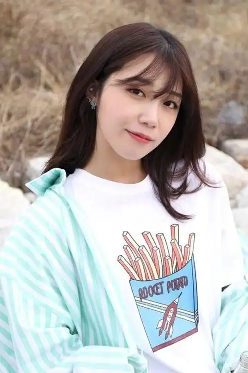 怎样评价郑恩地的长相和身材?