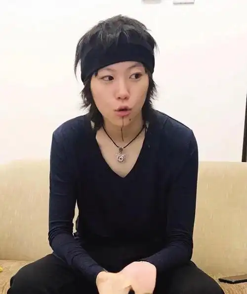 窦靖童与李亚鹏同框引关注她短发全黑造型酷飒曾拍大片像王菲