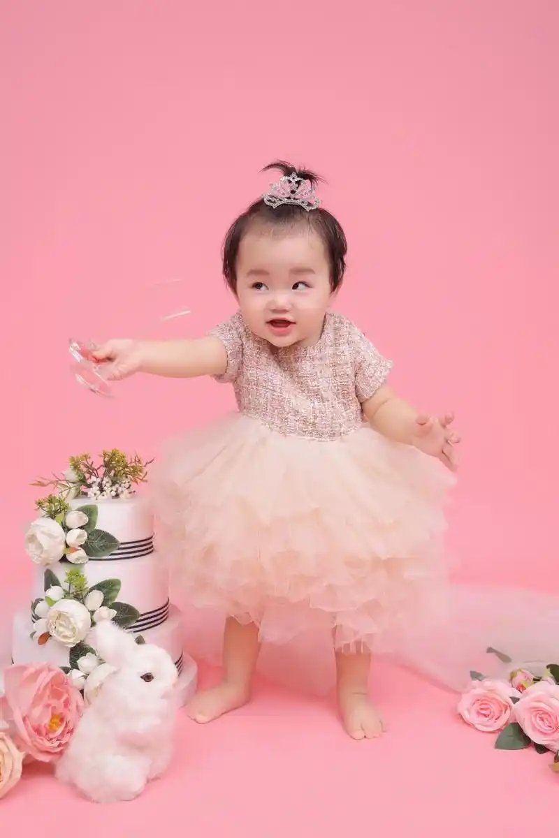 宝宝一周岁啦!第一张照片真的是看一次,笑一次.今天去拍一周岁 - 抖音