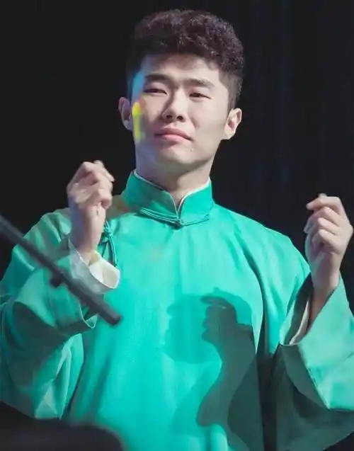 四月初,周九良发文,晒出了自己的光头照.