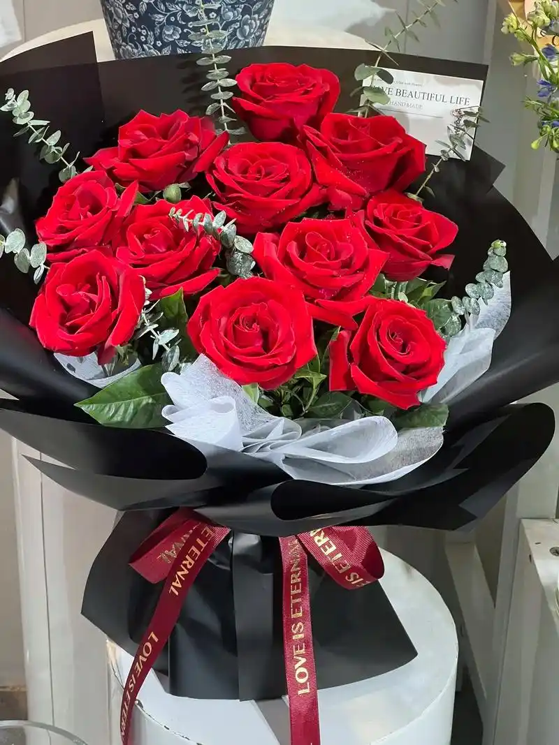 11朵玫瑰花95.林微因的《偏爱》里有一段: 想你了,这是心 - 抖音