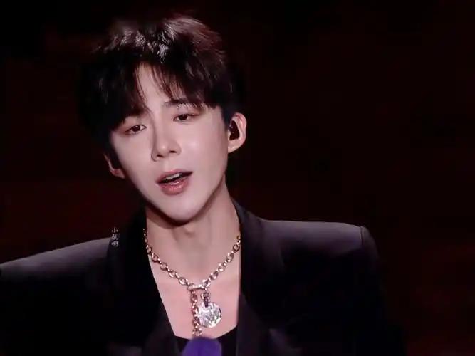 爱似玫瑰.@摩登兄弟刘宇宁摩登兄弟超话#刘宇宁加盟微博音乐盛典#.