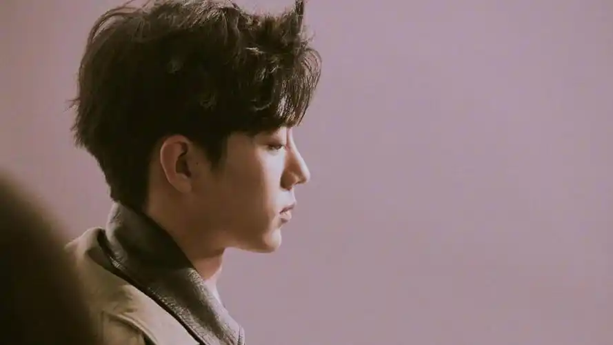 邻家男孩肖战时尚帅气阳光写真,高清壁纸图片,大陆明星-回车桌面