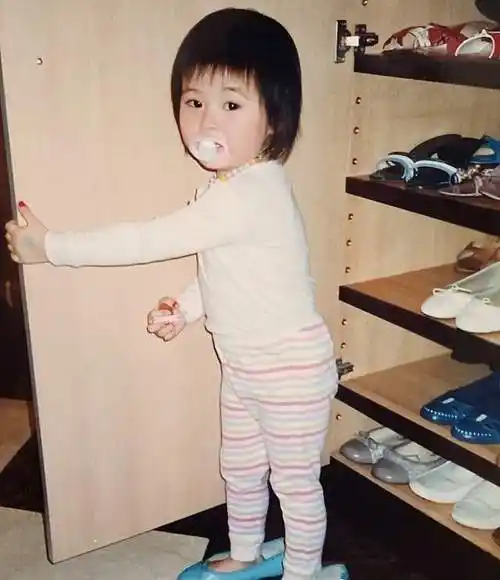 第一名媛孙芸芸的21岁女儿海边晒照,肤白貌美,比小s女儿更漂亮|小s