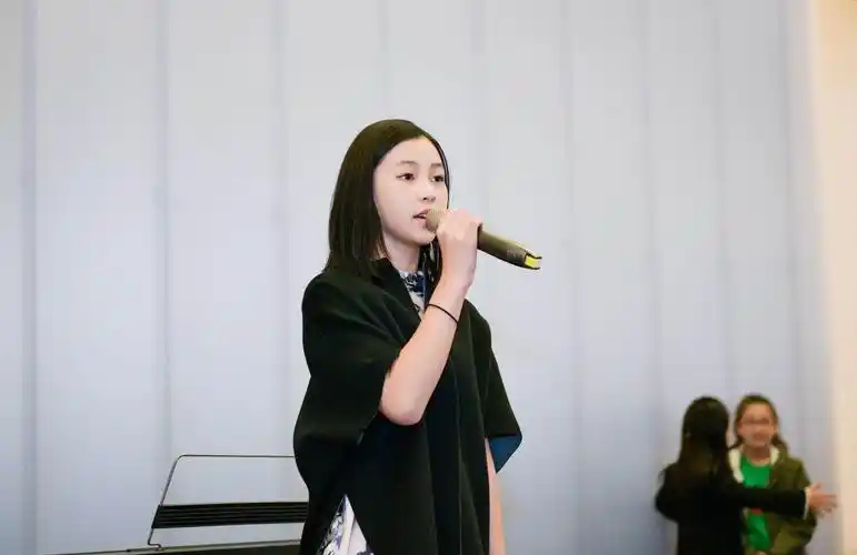 李彦宏女儿brenda公益现场挑战高难度英文歌音箱快hold不住了