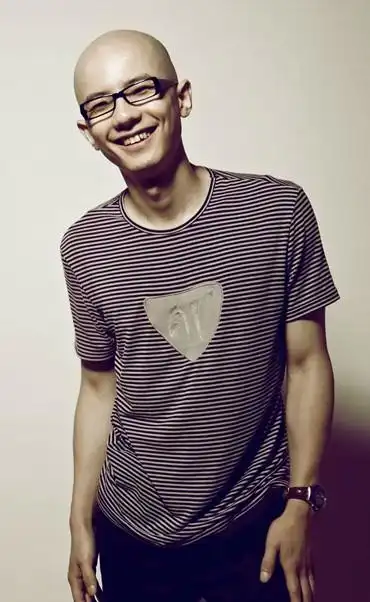 平安备战春晚变"飞人" 备三套服装称光头省事