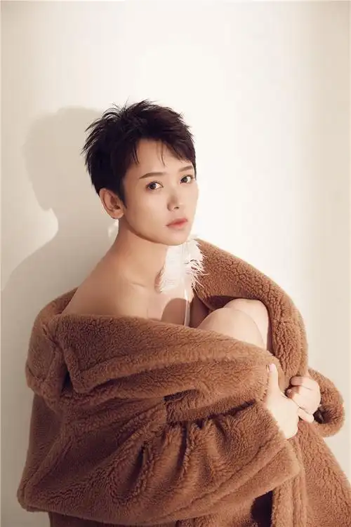 李晓峰在近日即将推出一支个人单曲《是初恋》