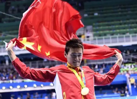 孙杨披上中国国旗
