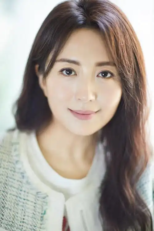 杨童舒夏日风情写真来袭 气质出众演绎柔美眼神杀_照片