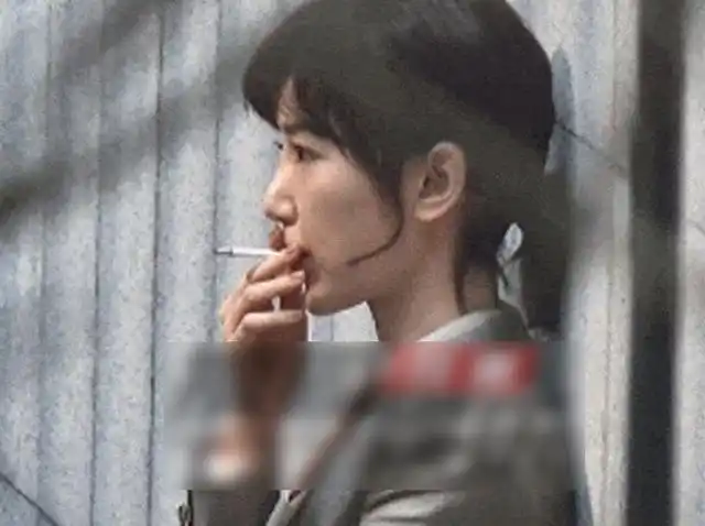 毛晓彤抽烟路透曝光,细看她的动作细节,私下是否抽烟一目了然