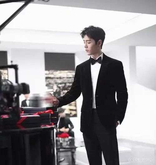 这照片是肖战拍摄拉夫劳伦物料的花絮,当时的物料发布就引起了一波