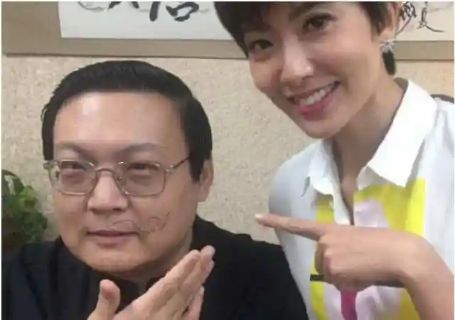 老梁和妻子达成共识,百分之百不要孩子,结婚18年原来妻子长这样