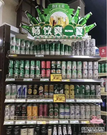 哈尔滨滑轨屏青岛啤酒超市里的创意堆头
