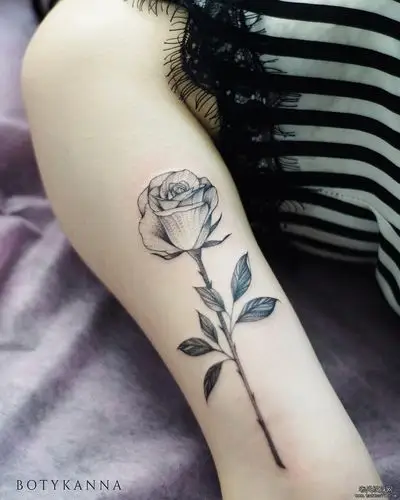 黑灰简约花手臂纹身图案