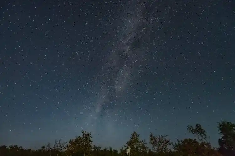 9月1日在五大连池风景区内拍摄的星空(长时间曝光照片).