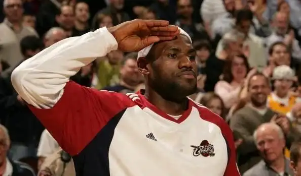 詹姆斯霸气庆祝动作,知道3个是老球迷,知道5个厉害,第1都知道