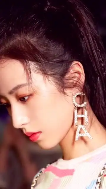 周雨彤,这是什么神仙侧脸啊!