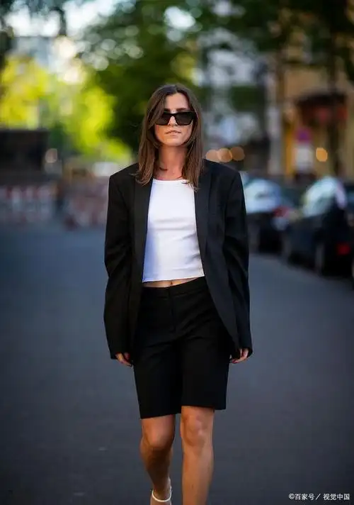 在当今的时尚潮流中,西装无疑是最受欢迎的服装之一.