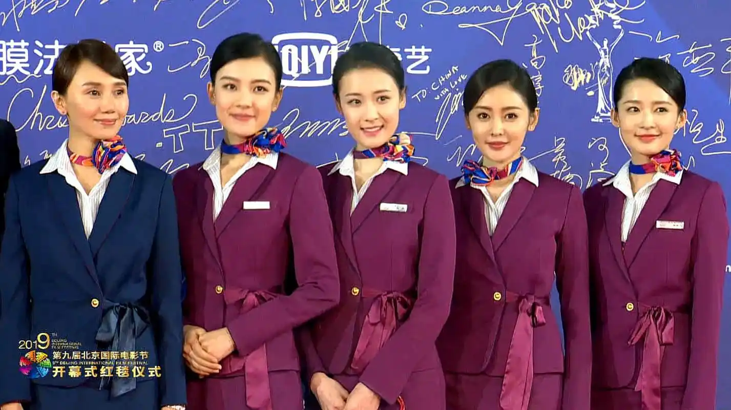 《中国机长》女演员合照,李沁最美,袁泉的气质真不是盖的