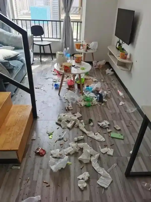 真邋遢?4女孩住民宿4天房间成垃圾场