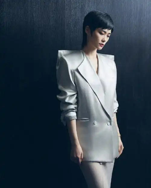 李宇春透视长裙##w年度盛典##李宇春优雅薄纱半裙