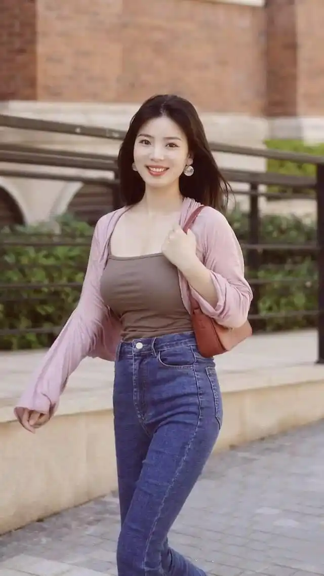 穿牛仔裤的美女,身材丰腴圆润,笑容甜美,尽显女人味.