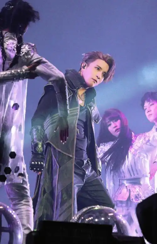 古希腊撩腹肌的神  @薛之谦    240427天外来物镇江