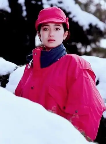 巩俐青涩嫩照曝光!无p图泳装照片流出,网友看呆了!