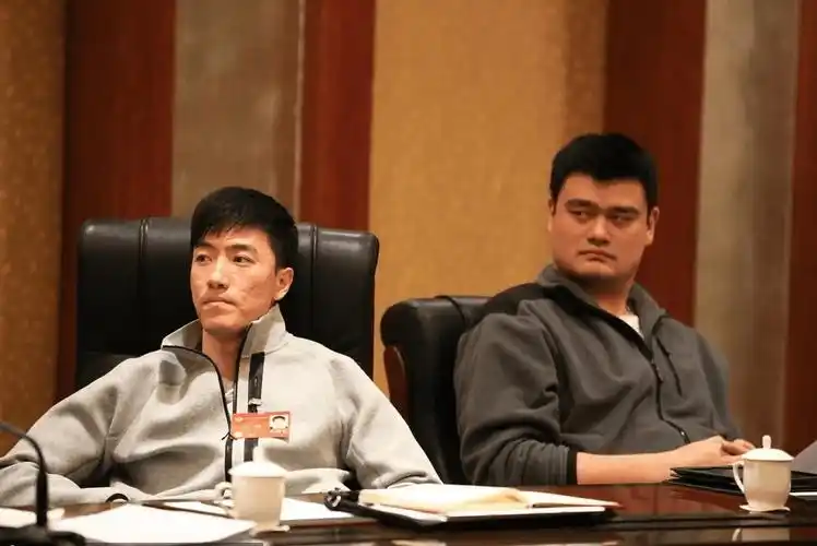 刘翔久违现身,39岁却不生育,身价超10亿的他说出了原因,很惋惜_姚明