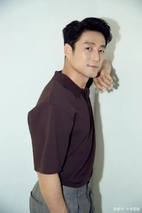 池珍熙出生于1971年,是当今韩国银幕上非常有魅力的男演员,1997年