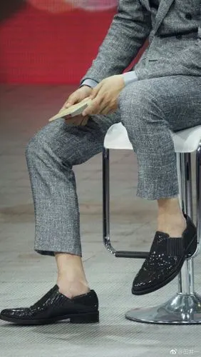 靳东今日睡前吸一发脚踝毕竟我是个脚踝控