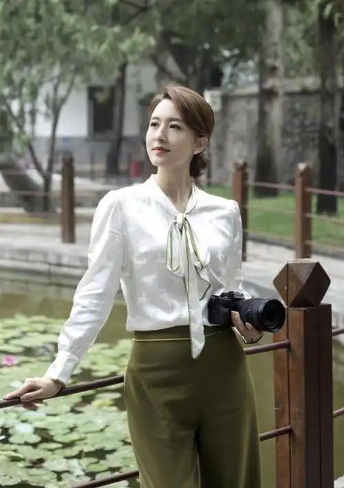 张蕾的"央视脸"太耐看,紫色衬衫配丝绒长裤端庄稳重,干练时髦