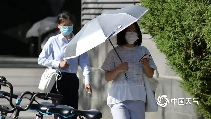 37北京暴晒模式开启街头行人全副武装