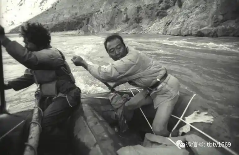 旧黑白照,漂流雅鲁藏布江的一次冲滩,1998西藏