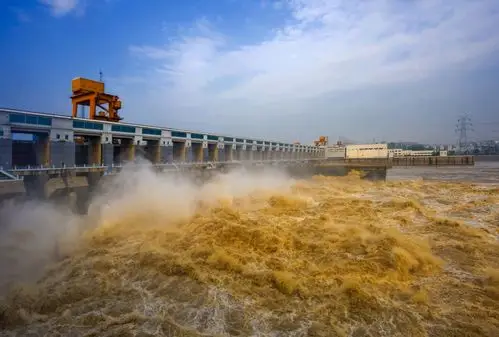 2013年的1号洪峰安全的经过三峡大坝坝体