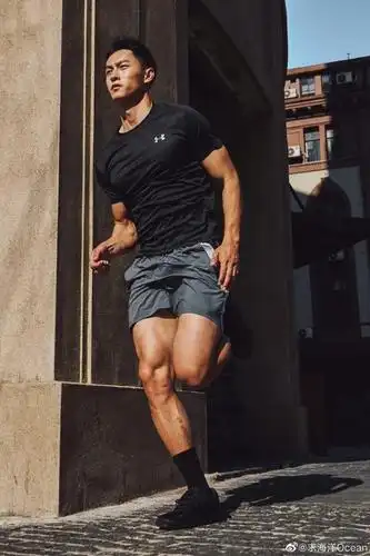 炸裂的南瓜肩和麒麟臂一身完美的肌肉撩妹无数▼足够的训练量是好身材