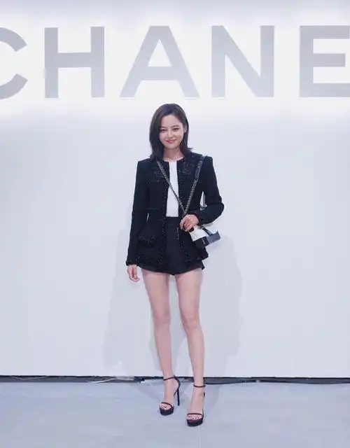 辛芷蕾是个非常有味道的女演员,看看她的一字带高跟凉鞋