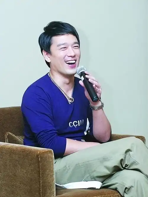 但是,你知道王耀庆曾经是一个为了省房租而娶房东女儿的普通年轻人吗?