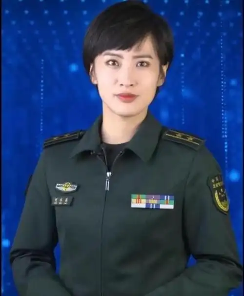 21式女军官作业服,下摆是开放式的,感觉比男军官夹克式更好看