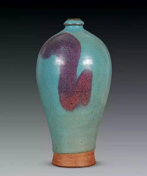 在国内古玩市场中,仿钧窑钧瓷屡见不鲜;这些仿品通体施釉层薄,无浑厚